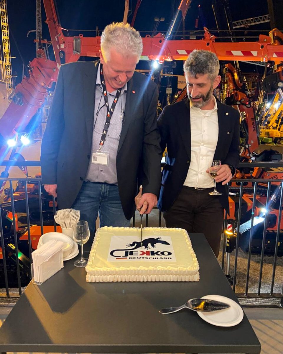 jekkocranes's tweet photo. Wonderful evenings on Wednesday and Thursday at Jekko parties. It was great to share this time of celebration with the whole Jekko family. ✨🦎
We look forward to seeing you at the stand for the last day of @baumaOfficial, see you tomorrow!☺️
#jekkocranes #liftingsolution #bauma https://t.co/wsIO1pxSMr