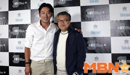 Actor #HaJungWoo with a fan and #ChoiDongHoon at the 2015 Hawaii International Film Festival #HIFF for 'The Throne' screening in 2015. 

Earlier in the festival, during the Awards Gala, Ha was honored with the Renaissance Award.

#河正宇 #ハジョンウ 
#하정우 #암살 #추격자 #최동훈