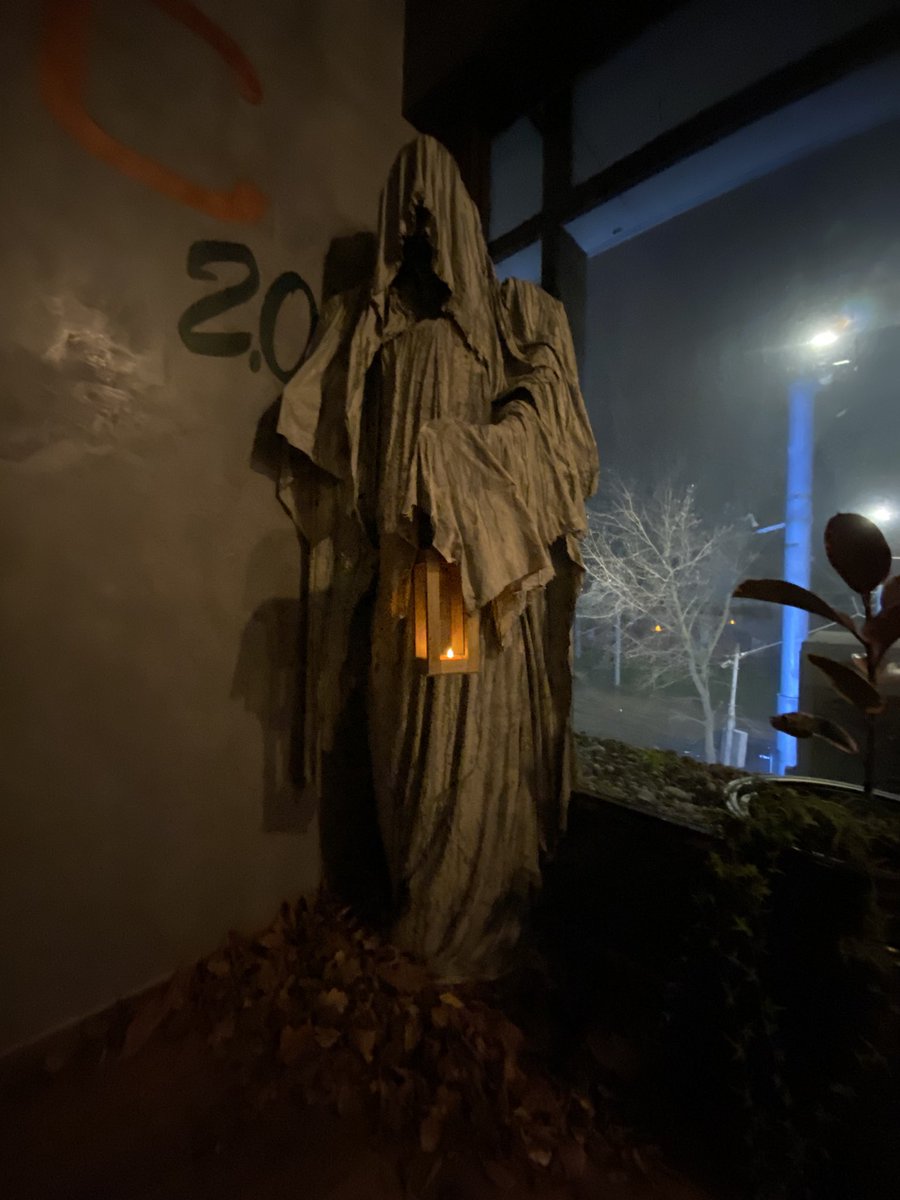 Наш хостес уже на работе😈