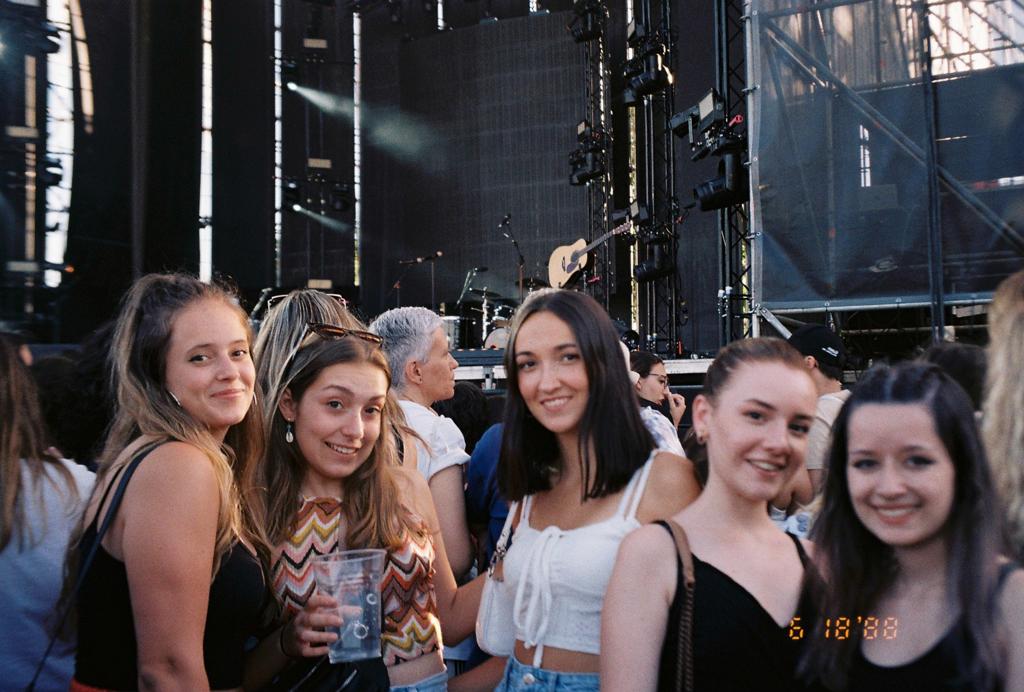 paulaaa_mlsb's tweet photo. gracias por esta gira y todos los momentos tan bonitos que nos has regalado🥺❤‍🩹 @_MaluOficial_ https://t.co/FkkJNQVLCo