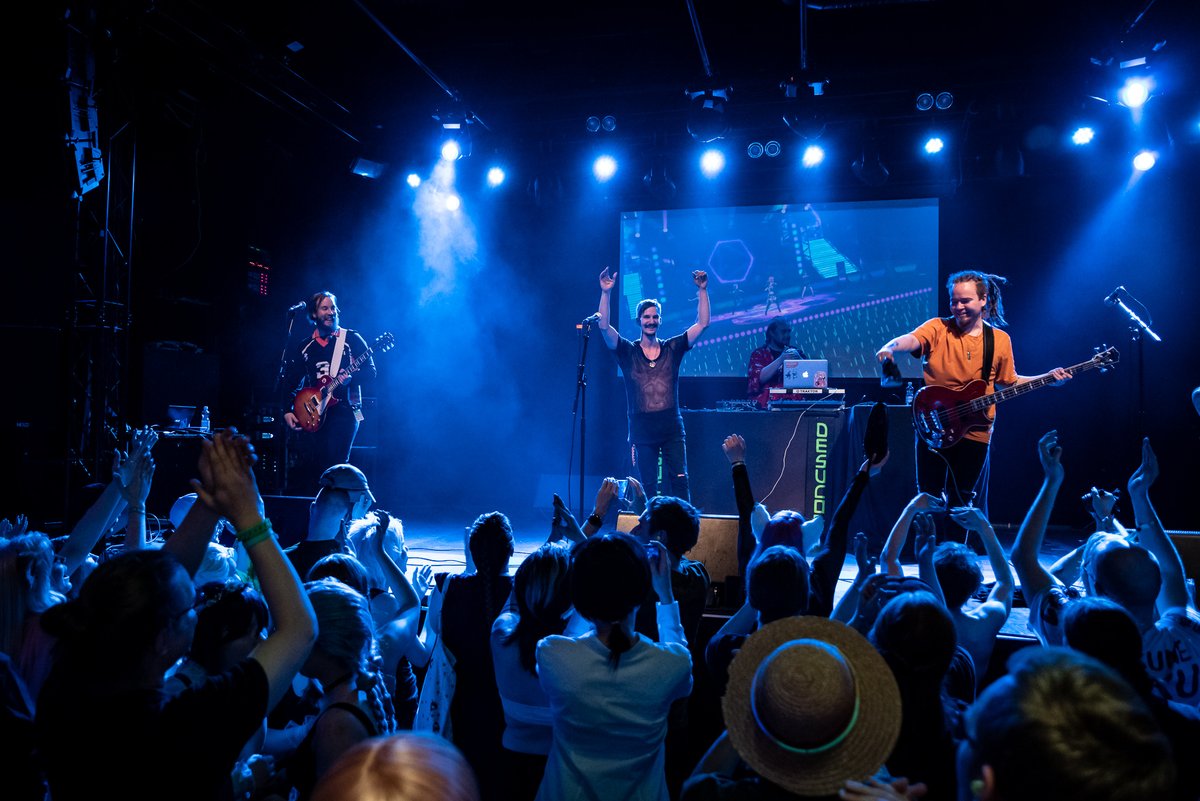 Desucon Frostbiten iltabileiden esiintyjäkattaus on julkaistu! Lavalle nousevat <a href="/TurboA_/">turbo</a>, <a href="/OfficialNoHero/">No Hero</a>, <a href="/Anlimitedcrew/">Λɴʟɪᴍɪᴛᴇᴅ∞</a> + Collision, <a href="/HotAnimeBoyz/">HotAnimeBoyz</a>, <a href="/angelicaroselie/">Angelica Roselie</a>, <a href="/DJKehveli/">DJ Kehveli</a> + VJ <a href="/rustoga/">Rustoga</a>, @sericakitty, <a href="/tabbelss/">tabbels</a>, <a href="/thmzthmz/">THMZ</a> ja <a href="/DjYukata/">DJ Yukata</a>!
desucon.fi/frostbite2023/…

Kuva: Nyymix