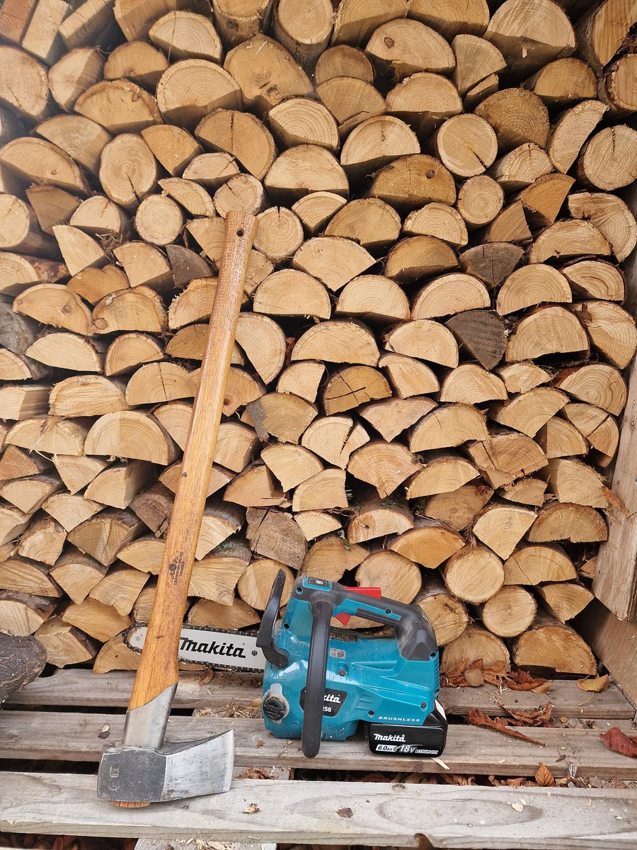 Always feel happy when the wood stores are full. In times of energy crisis, we will stay warm! No trees were harmed in this, nor carbon released, as the local sweet chestnut coppice this came from is a constant source of regrowth. #woodstore #coppicewood #sweetchestnut #woodstove