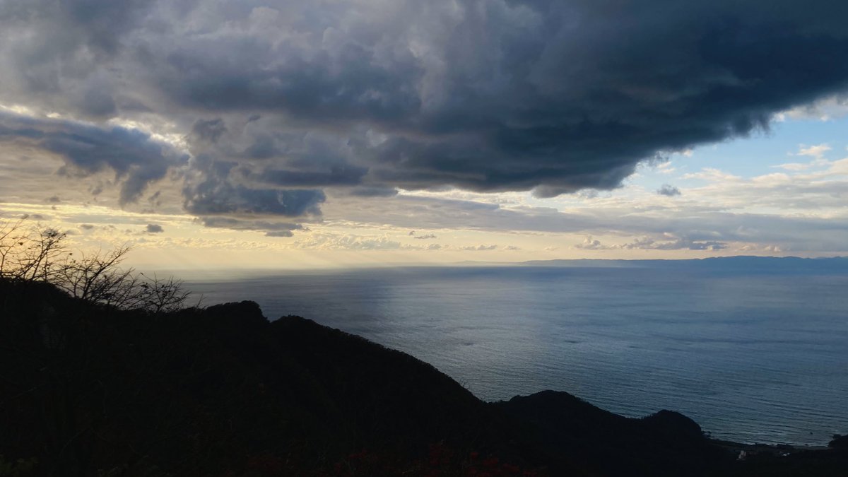 Naoppcom263's tweet photo. 最近無性に山と海と神社に行きたくなって、訪れたのが新潟。日本海の冷たい潮風が最高に心地よかった。弥彦山山頂より。 https://t.co/iIsgdifyYq
