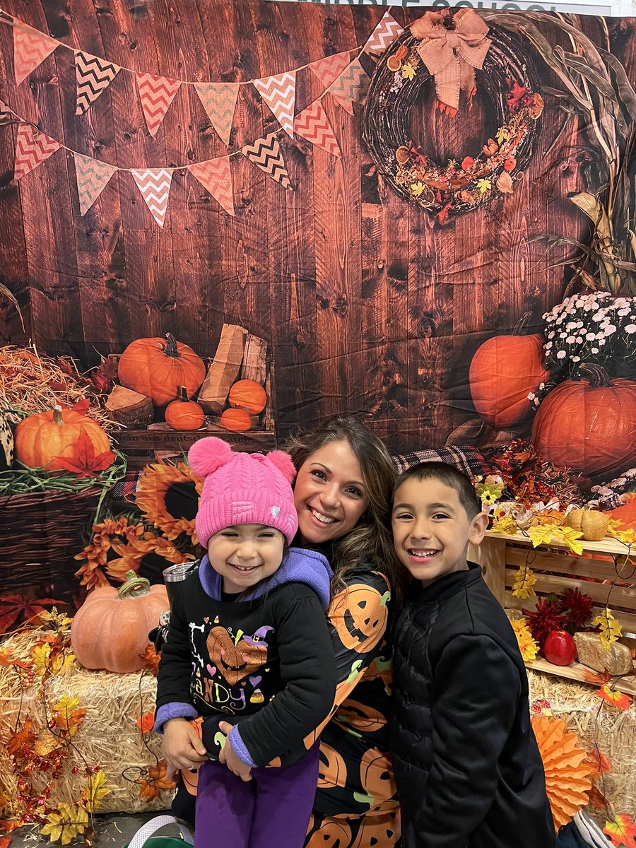 MsHernandezPCSD's tweet image. Saturday academy is turning out to be a blast! A beautiful day with great people and LOTS of candy!!!! I love hosting our harvest trunk or treat! #StrongLikeTheOak #PeekskillStrong @DrMauricio @RebeccaAvilesR1 @PeekskillPTO