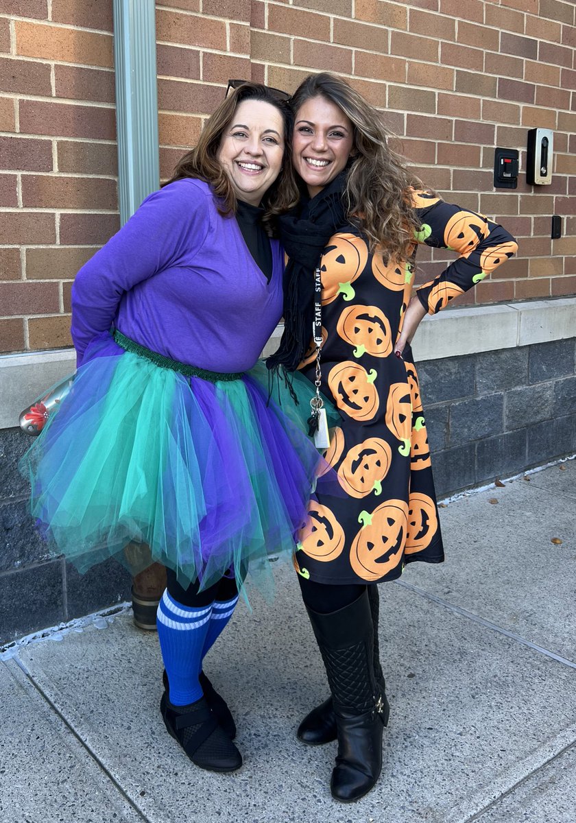 MsHernandezPCSD's tweet image. Saturday academy is turning out to be a blast! A beautiful day with great people and LOTS of candy!!!! I love hosting our harvest trunk or treat! #StrongLikeTheOak #PeekskillStrong @DrMauricio @RebeccaAvilesR1 @PeekskillPTO