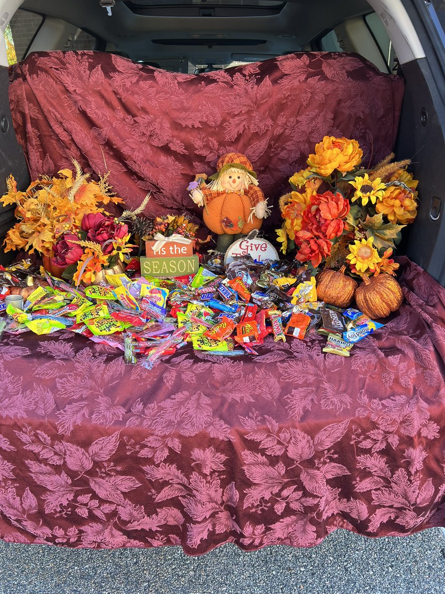 MsHernandezPCSD's tweet image. Saturday academy is turning out to be a blast! A beautiful day with great people and LOTS of candy!!!! I love hosting our harvest trunk or treat! #StrongLikeTheOak #PeekskillStrong @DrMauricio @RebeccaAvilesR1 @PeekskillPTO