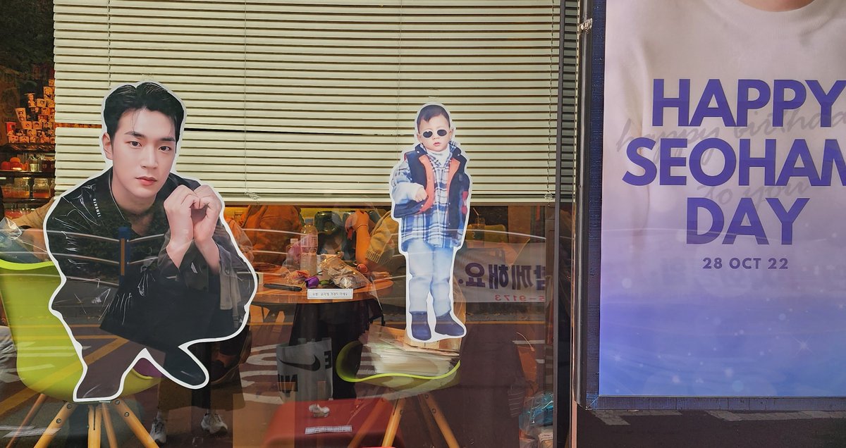 Knot_PSH's tweet photo. 두 번째로 간 곳은 어닝서프라이즈 청담테라스!!
서함 보틀 보자마자 홀린 듯 여긴 가야 돼!! 소리치며 꼭 가고 말겠다고 다짐했던 곳!!
보틀 실사가 진짜 너무너무 이뻐서 하나만 산 게 너무 아쉬울 정도로 진짜 이뻐요ㅜ

#모든날_모든시간이_서함시 
#서함아_태어나줘서_고마워 #Happy_Seoham_Day https://t.co/V1dk3K6mJY