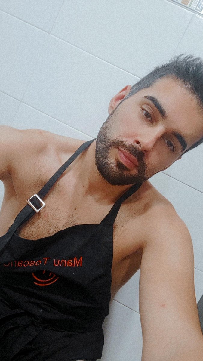 ManuToscano93's tweet photo. Aquí, relajaico haciendo mi propia tarta de cumpleaños 🎂 https://t.co/jWDJXFlYM7