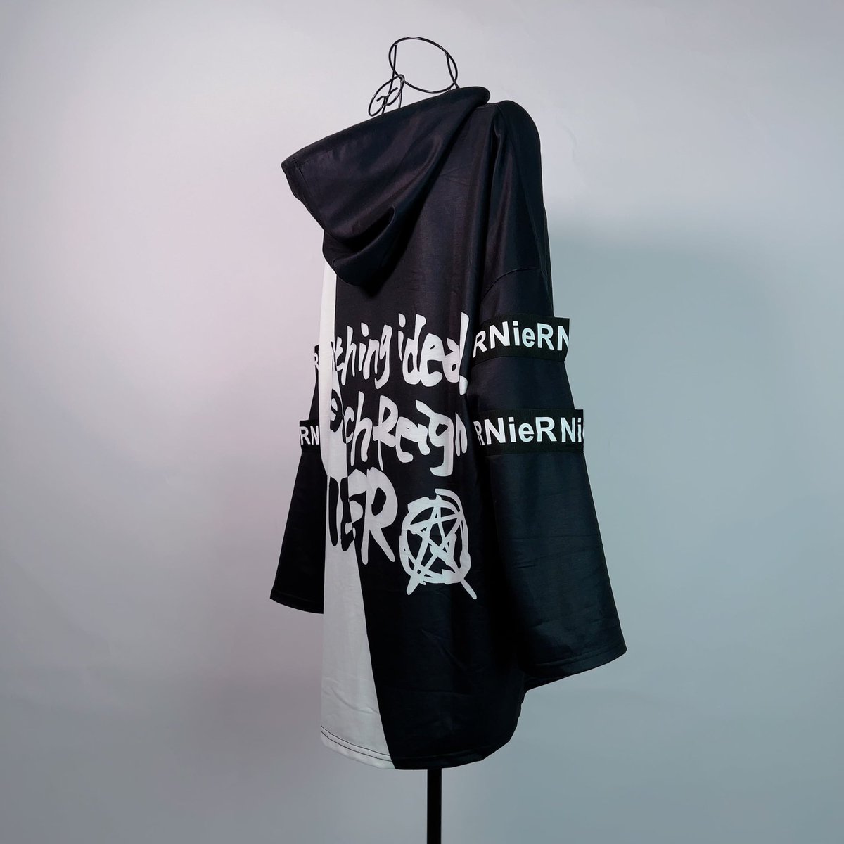 NieR_tokyo's tweet photo. 🎁本日〆切プレゼント企画🎁

こちらの当店オリジナル商品を

🎁3名様にプレゼント🎁

ユニセックスアイテムになります。

◼応募方法
フォロー(@NieR_tokyo) &amp; RT
◼締切〆  本日24時

※鍵垢の方も対象内です。
是非ご参加ください🙇‍♂️🙇‍♀️ https://t.co/0rxdNnXUjA