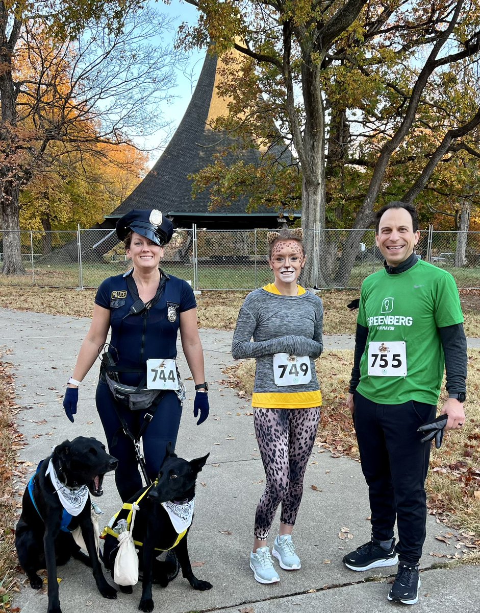 LouisvilleMayor's tweet photo. Fun #PumpkinSpice5k race this morning … great costumes on many runners and canines! #RunWithCraig @OlmstedParks502 https://t.co/kemoiOuzi3