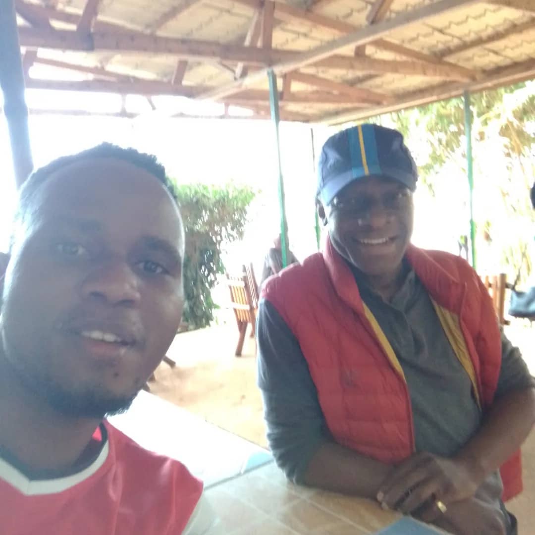 Ssaabasajja  Kabaka, Ronald Muwenda Mutebi II, yasiimye n'alambula olubalama lw'ennyanja Nnalubaale, mu ngeri ey'okwewummuzaamu. Mu bifaananyi, Ssaabasajja ng'ali ku Botanical Gardens, e Ntebe, n'omutabuzi w'omuziki,  DJ. Dedan.