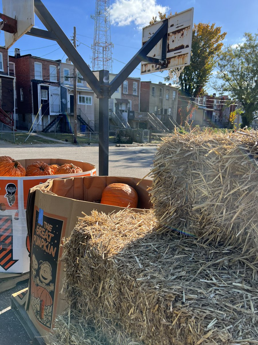 CleanerFoods's tweet photo. …have you ever been to a #HauntedFarm⁉️
•
•
#TODAY • #TODAY • #TODAY: it’s going down 🎃
•
•
✅ SEE YOU AT THE #PlantationParkHeightsUrbanFarm 
🧛🏾🐝👩🏿‍🌾🇹🇹🥰🎃🇺🇸🌚🧟‍♂️🧞‍♀️🧙🏿‍♀️ #Haloween #urbanagriculture #baltimore https://t.co/7UklcvzWfx