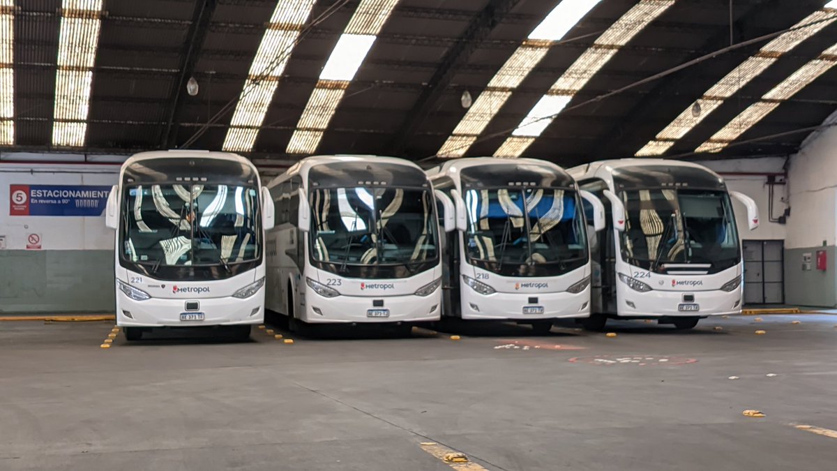 CiudadDeBondis's tweet photo. 4 de los #Metalsur #ScaniaK310 de la #Linea194 en la terminal de Once https://t.co/oqYW6walky