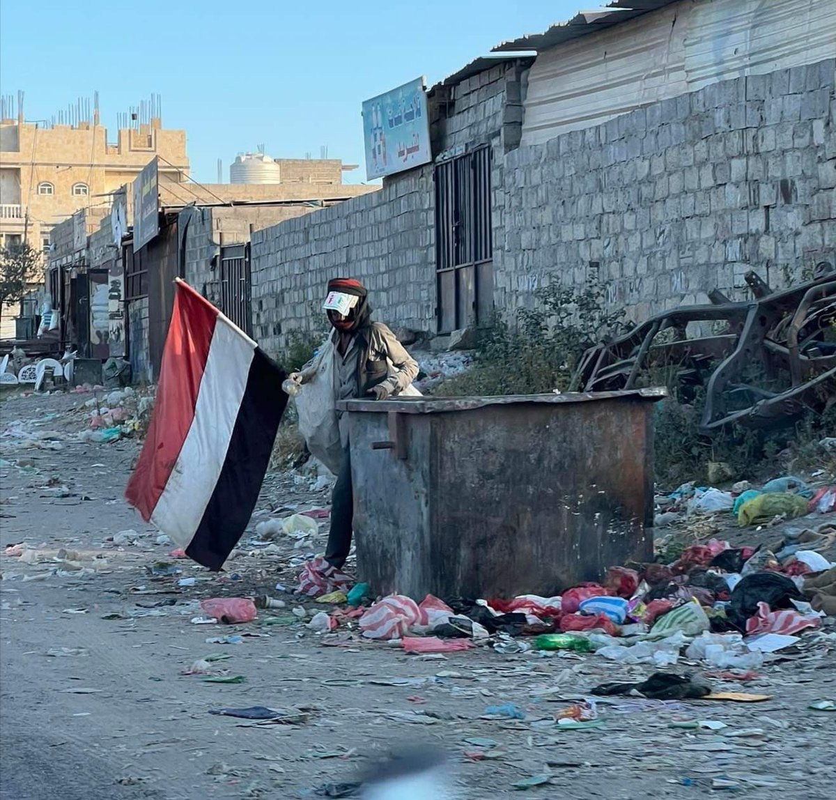 ينحني ليلتقط فتات من يتغنون بالوطنية ويرفع علم الوطن عاليا باليد الأخرى
تحية تقدير وإجلال لهذا اليمني الأصيل
#صاحب_العلم