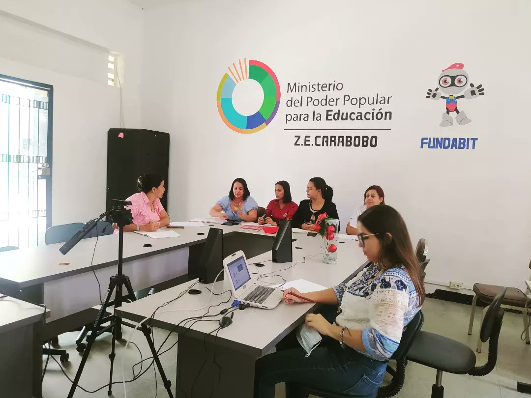 Aymaraguiar's tweet photo. #Videoconferencia || Acompañada del equipo de trabajo, nos conectamos para el Lanzamiento del Observatorio de la Calidad  Educativa Venezolana a cargo de la Min. @_LaAvanzadora como parte de los 253 años del natalicio del Maestro Simón Rodríguez.

@NicolasMaduro @rafaellacava10 https://t.co/PSssK3iwb5