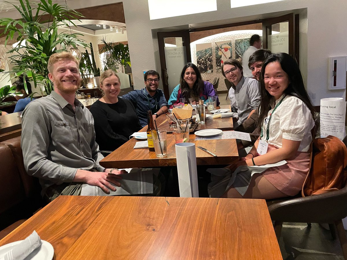 Had a great time meeting up with several Novembre lab alumni on the last night of #ASHG22! Thanks @xinyi__li for organizing! (Ft. @LukeAnderTroc @aabiddanda @mashaals @Evan_M_Koch @dortega_delv )