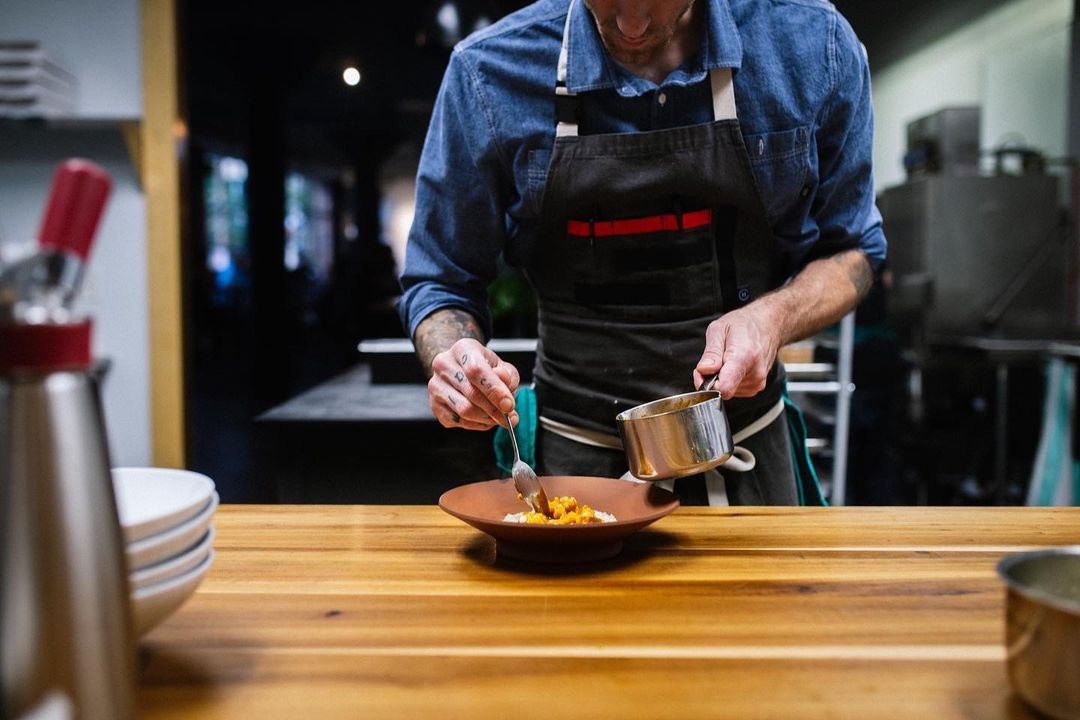 We love watching @theluckyaccomplice team at work. Want to look as cool as they do? Check out our Lucky Accomplice collection: caysondesigns.com/aprons/lucky-a…