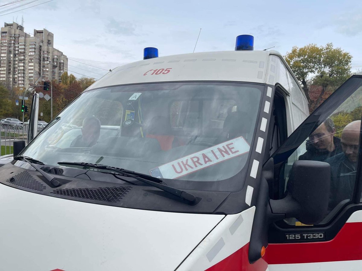 Ahmet Kürkçü kardeşimin, “Fond Hayat” aracılığı ile Belçika’dan satın alarak getirdiği tam donanımlı ambulansı bugün Kiev’de, Kherson cephesinde kullanılmak üzere, Ukrayna Silahlı Kuvvetlerine hediye ettik. @GayanaYuksel