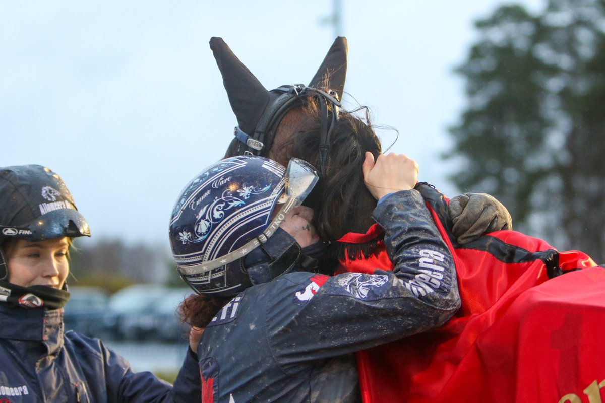 Kymenlaakso-ajo oli Aurora Comeryn ja Emma Väreen hallintaa🥇Väre vastaa myös tamman valmennuksesta🐴 Isto Mäki-Tulokas on voittajan kasvattaja. Mäki-Tulokkaan lisäksi voittajahevosen kilpailuoikeuden vuokraajana toimii Leena Salminen. Jenny Jalasti vastaa hoidosta! #ravit