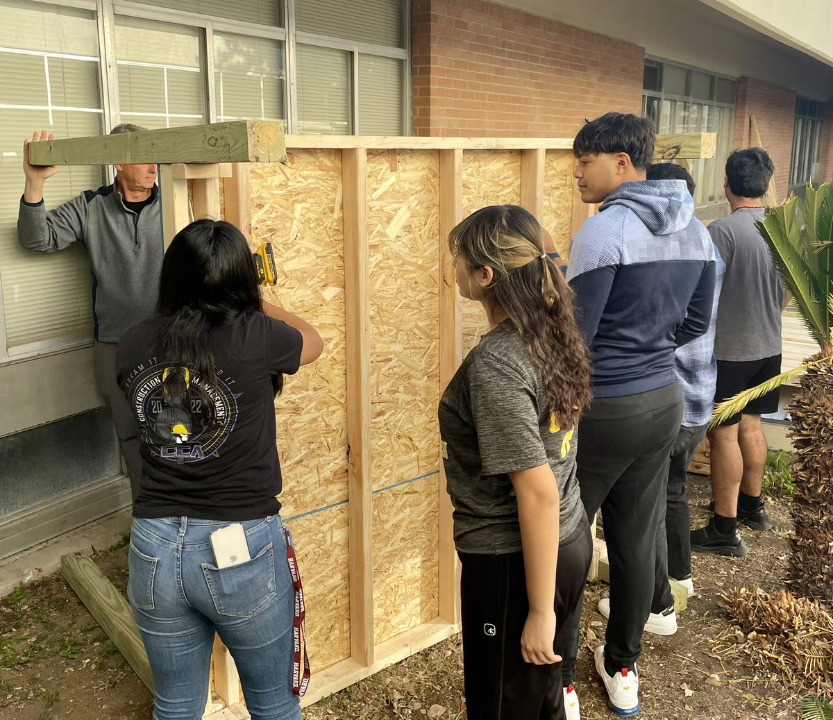 NISDRoss's tweet photo. Thank you @NISDCCA students for mentoring and teaching our Rebels. #RossIgnited https://t.co/Axt8mij6aP