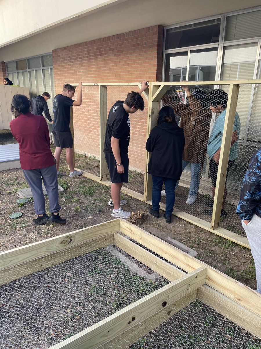 NISDRoss's tweet photo. Thank you @NISDCCA students for mentoring and teaching our Rebels. #RossIgnited https://t.co/Axt8mij6aP