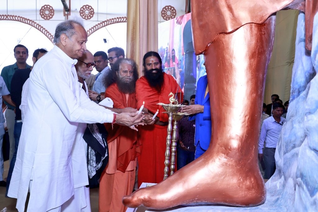 yogrishiramdev's tweet photo. श्रीनाथद्वारा में श्री मदन पालीवाल जी संकल्प से व पूज्य मोरारी बापू जी की पावन प्रेरणा से पूज्य चिदानंदमुनि जी,मुख्यमंत्री श्रीअशोक गहलोतजी,श्री सतीश पूनिया जी,श्री सीपी जोशीजी,श्री शांतिधारीवाल जी व श्री गुलाबचंद कटारिया जी की उपस्थिति में विश्व की सबसे ऊंची प्रतिमा का लोकार्पण- https://t.co/1Lh4qWUVtP