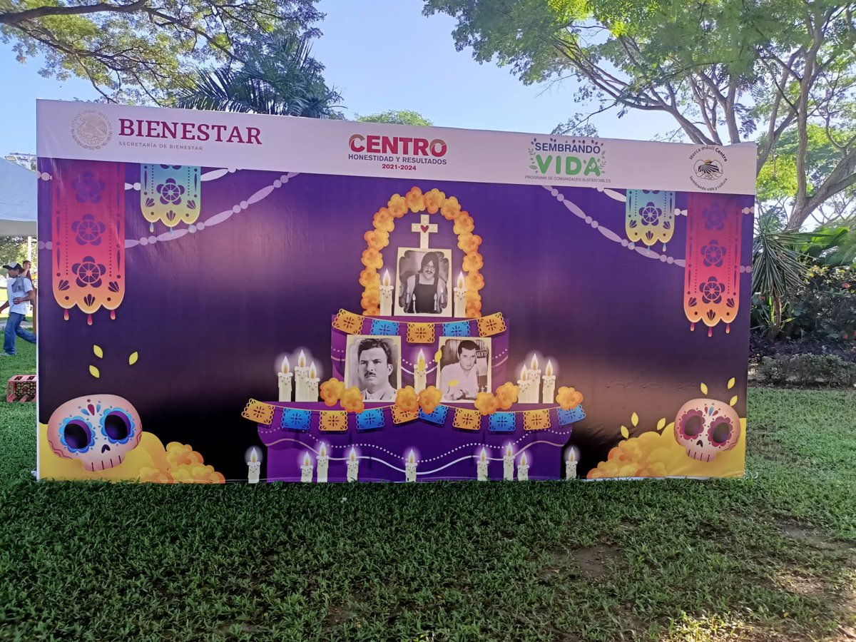 xevtfm's tweet photo. 📸🕊️La temática de esta ocasión es alusivo al 🕯️ #DíaDeMuertos, por lo que en el altar que instalaron están tabasqueños icónicos de la cultura e historia de #Tabasco 
🖼️Donde colocaron las fotografías de Don #ChuchoSibilla, #ChichoChe y #TomásGarrido https://t.co/smgprIsk6y