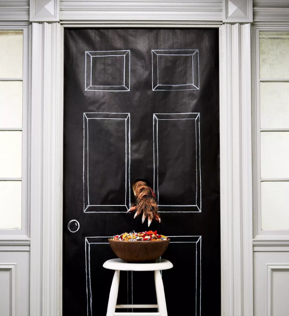 VsoPale's tweet photo. He puts the finishing touches to the door and candy bowl then smirks and yells for Fran to come see.
"Hey Anjo- fuckin' got the scary shit done- kids gonna fuckin' wet their pants-"
#HolyFridge https://t.co/KCNgH2CQAb