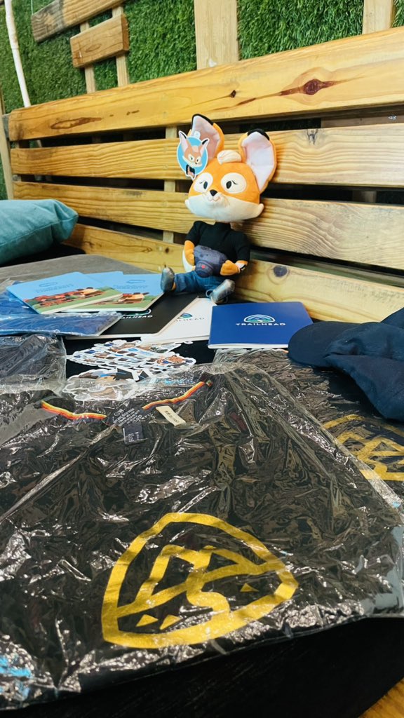 And guess who was taking care of the SWAGS 🤔
Our very own #MomentMarketer  #BrandyTheFox 🦊