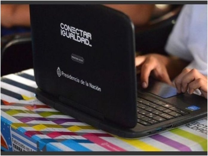 AgenciaComBA's tweet photo. 🫂 #CarlosTejedor: Los programas Conectando con vos y Juana Manso, Conectar Igualdad en Carlos Tejedor
Estudiantes de secundaria y de enfermería, maestras, Plan FINES y CENS recibieron de la mano del Gobierno Nacional. https://t.co/nCeTcTY3Mv
#Curarú #Timote #Cipriano #ComBA https://t.co/EkRcfgceRY