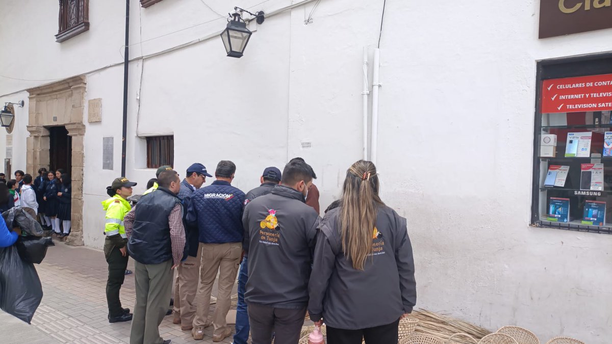 Unidades de espacio público de @gobierno_tunja <a href="/AlcaldiaTunja/">Alcaldía Mayor de Tunja</a> en conjunto con <a href="/MigracionCol/">Migración Colombia</a> <a href="/TunjaPersoneria/">Personeria Tunja</a> <a href="/PoliciaMTunja/">Policía Metropolitana de Tunja</a> adelantaron control de vendedores informales en el centro de la ciudad verificando legalidad permanencia en el país <a href="/FunemeAlejandro/">Alejandro Fúneme</a>