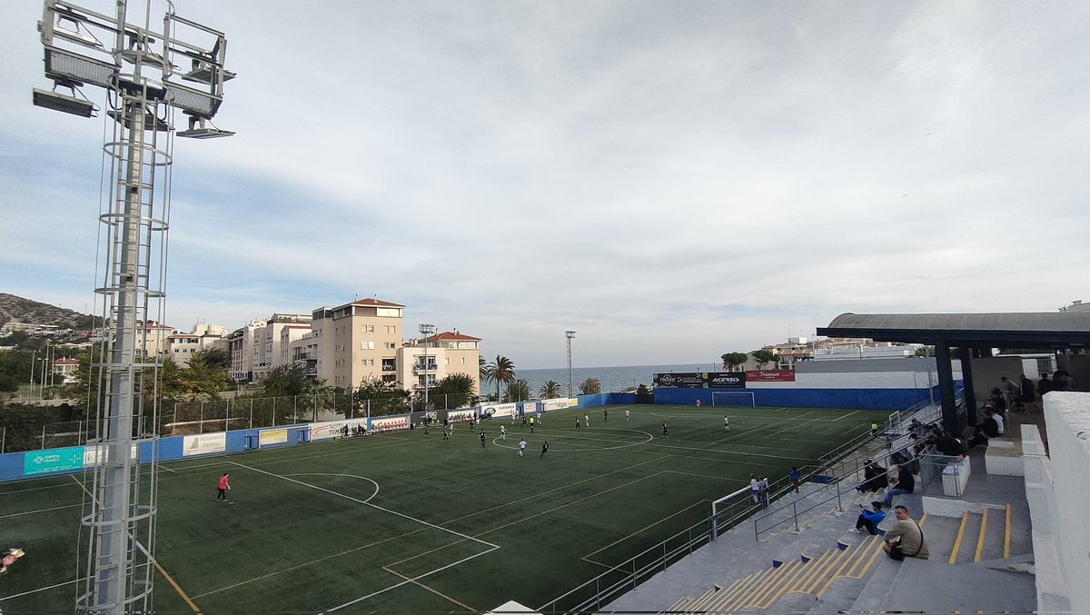 somdelhospi's tweet photo. Quines vistes que tenim avui! 😍

#Saludos des d'Aiguadolç! Som a Sitges per viure el duel, ja en marxa, entre @uesitges i @AEMoja. Minut 10, 0-0 al marcador.

#2cat3B #FutbolCat #groundhopping #TheCatalanGroundhopper https://t.co/eeHiekCoE9