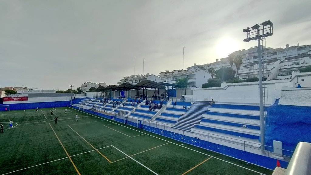 somdelhospi's tweet photo. Quines vistes que tenim avui! 😍

#Saludos des d'Aiguadolç! Som a Sitges per viure el duel, ja en marxa, entre @uesitges i @AEMoja. Minut 10, 0-0 al marcador.

#2cat3B #FutbolCat #groundhopping #TheCatalanGroundhopper https://t.co/eeHiekCoE9