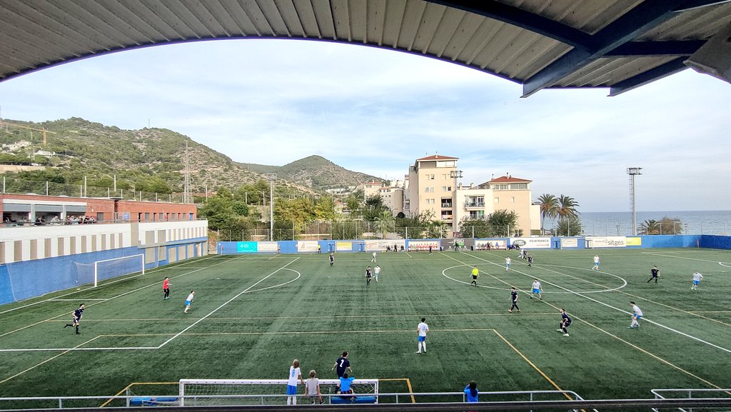 somdelhospi's tweet photo. Quines vistes que tenim avui! 😍

#Saludos des d'Aiguadolç! Som a Sitges per viure el duel, ja en marxa, entre @uesitges i @AEMoja. Minut 10, 0-0 al marcador.

#2cat3B #FutbolCat #groundhopping #TheCatalanGroundhopper https://t.co/eeHiekCoE9