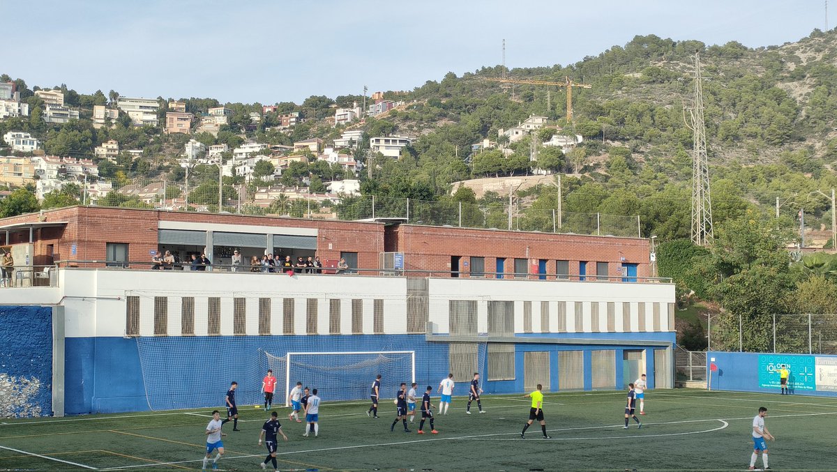 somdelhospi's tweet photo. Quines vistes que tenim avui! 😍

#Saludos des d'Aiguadolç! Som a Sitges per viure el duel, ja en marxa, entre @uesitges i @AEMoja. Minut 10, 0-0 al marcador.

#2cat3B #FutbolCat #groundhopping #TheCatalanGroundhopper https://t.co/eeHiekCoE9