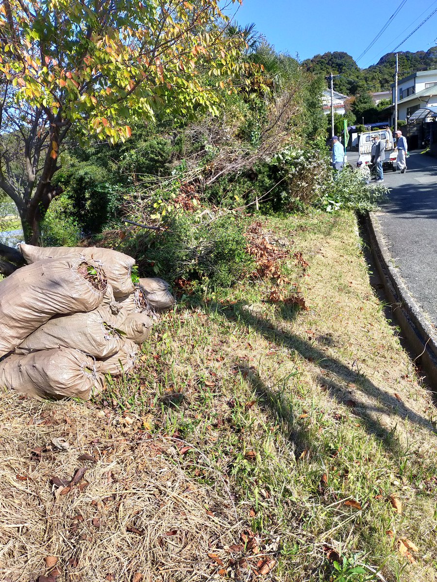 午前中に町内の清掃（桜の木の剪定とか草刈り）あったので、夕方から反省会というか懇親会。

近所に住んでてもそんなにじっくり話すことなんてないので、飲みニュケーションって大事ね。 https://t.co/6Z17HjlP7s
