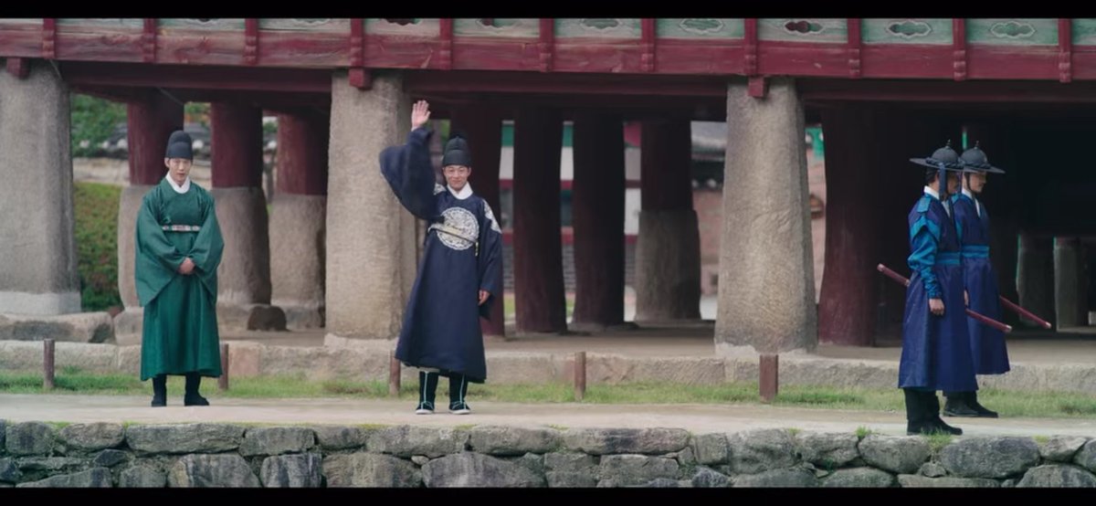 kdramatreats's tweet photo. And he never came back this time 💔💔💔

The epilogue scene of the crown prince and prince Seongnam showing how they are the closest among the brothers since childhood 🥺
#UnderTheQueensUmbrella #UnderTheQueensUmbrellaEp5 https://t.co/L4gdQGOBlf