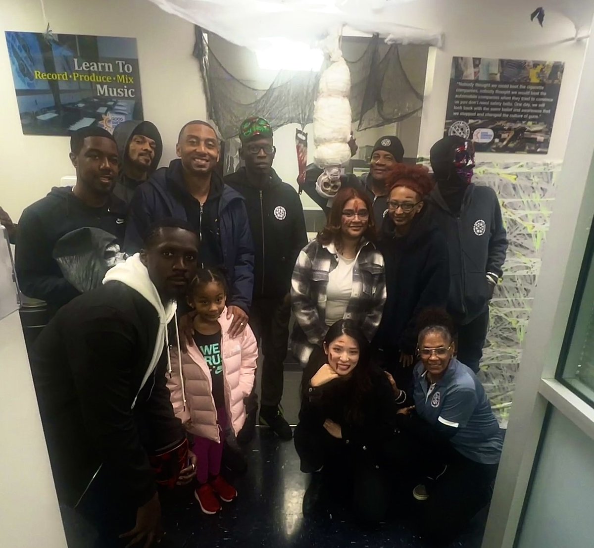 jamaaltbailey's tweet photo. A great night with the #BaileyBunch hosting a Halloween Haunted House with the amazing @GoodShepherdNYC B.R.A.G. team! Thanks to everyone who helped put together a fun and spooky experience for the community. Lots of fun and the kids loved it! https://t.co/An8QvVP5dl
