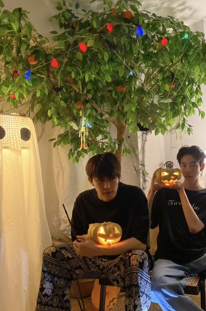 KamyuisaveG's tweet photo. 𝐇𝐚𝐥𝐥𝐨𝐰𝐞𝐞𝐧 🎃✨

“อยู่แต่งผีด้วยกันทุกปีเลยนะ” :-)

#saveG https://t.co/OHI392QrSZ