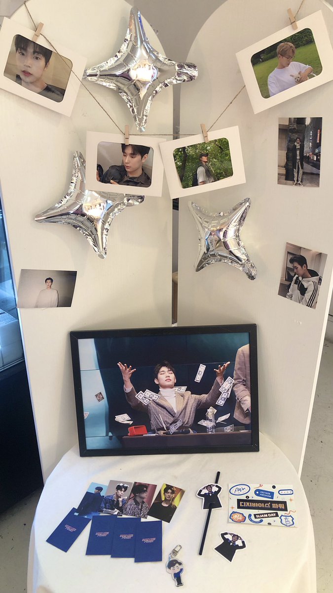 Seoham_Grim's tweet photo. "𝙳𝙸𝙶𝙸𝚅𝙸𝙲𝙴 𝙿𝙾𝚆𝙴𝚁"⚡️
카페 너와 늘 
생일 전날인 27일, 사랑스런 서함이의 사진들로 꾸며진 공간에서 행복한 시간 보내고 왔습니다아🥰 영상은 필연교가 나오고 있어서, 최애캐 윤수를 보며 머물 수 있어 더더욱 행복했어요💗

#HAPPY_SEOHAM_DAY
#행복한_1028_솸데이 
#박서함 #SEOHAM https://t.co/htn9CkMMMx