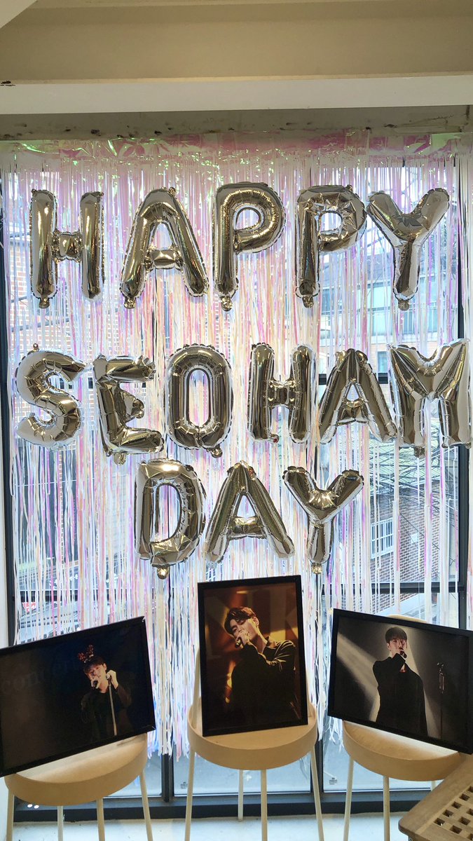 Seoham_Grim's tweet photo. "𝙳𝙸𝙶𝙸𝚅𝙸𝙲𝙴 𝙿𝙾𝚆𝙴𝚁"⚡️
카페 너와 늘 
생일 전날인 27일, 사랑스런 서함이의 사진들로 꾸며진 공간에서 행복한 시간 보내고 왔습니다아🥰 영상은 필연교가 나오고 있어서, 최애캐 윤수를 보며 머물 수 있어 더더욱 행복했어요💗

#HAPPY_SEOHAM_DAY
#행복한_1028_솸데이 
#박서함 #SEOHAM https://t.co/htn9CkMMMx