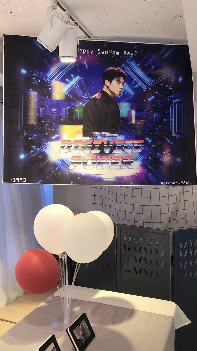 Seoham_Grim's tweet photo. "𝙳𝙸𝙶𝙸𝚅𝙸𝙲𝙴 𝙿𝙾𝚆𝙴𝚁"⚡️
카페 너와 늘 
생일 전날인 27일, 사랑스런 서함이의 사진들로 꾸며진 공간에서 행복한 시간 보내고 왔습니다아🥰 영상은 필연교가 나오고 있어서, 최애캐 윤수를 보며 머물 수 있어 더더욱 행복했어요💗

#HAPPY_SEOHAM_DAY
#행복한_1028_솸데이 
#박서함 #SEOHAM https://t.co/htn9CkMMMx
