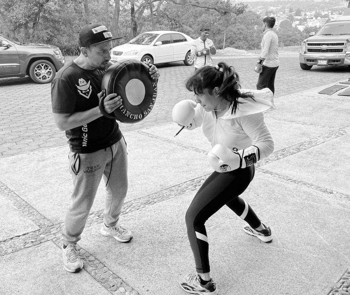 JuanLuisMontero's tweet image. 🚘 Después de un leve entrenamiento de #BOX #TeamRSJ; vámonos a disfrutar de la Eterna Primavera y gozar a los MMM’s.
Hoy nos acompañó una promesa del boxeo femenil, Joselinne Lugo González, 51 kg. #TeamWM