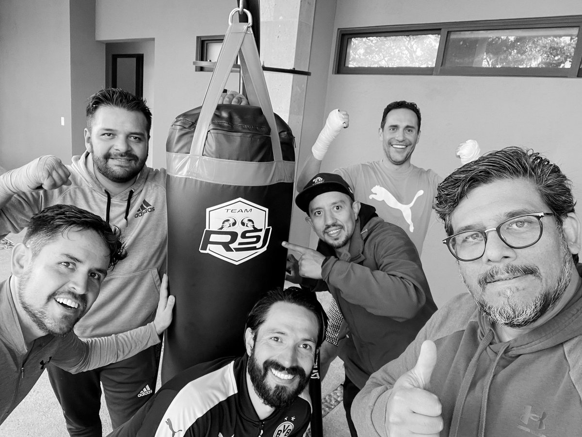 JuanLuisMontero's tweet image. 🚘 Después de un leve entrenamiento de #BOX #TeamRSJ; vámonos a disfrutar de la Eterna Primavera y gozar a los MMM’s.
Hoy nos acompañó una promesa del boxeo femenil, Joselinne Lugo González, 51 kg. #TeamWM