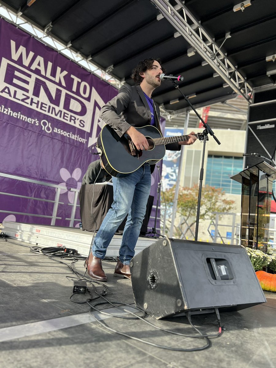 Honored to play “I Will Remember” at the #walktoendalz this morning with <a href="/endalztn/">Alzheimer’s Association TN</a> 💜 #endalz #Alzheimers #alzheimersawareness