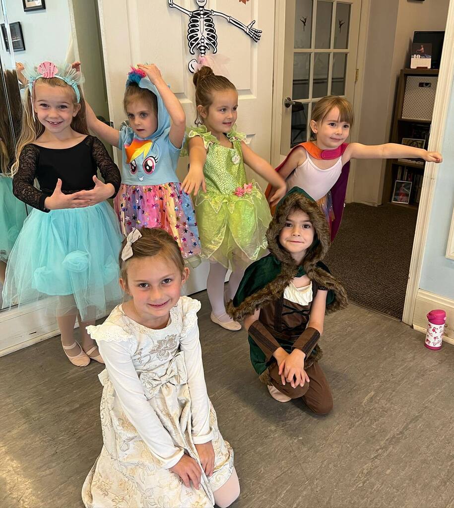 balletarts's tweet image. Spook-tacular costumes in Ms Jenn’s Kinderballet Friday!! Getting in the spirit 👻🧡🖤! #balletboo #balletarts #halloweenballet #spooktacular #kinderballet instagr.am/p/CkTV7bQLNpA/