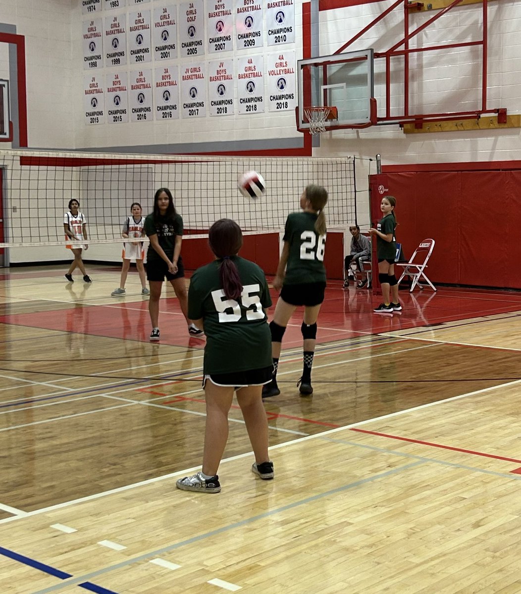 s_heffer's tweet photo. @langdon_school @EastLakeRVS It sure was nice to see all those Eagles again at the grade 6 volleyball tournament 😊. But I’m a Dragon now so it was green all the way! 🐉 Thank you coaches on both teams!  So fun to watch these students play! #rvsed https://t.co/KXTBFbuczO