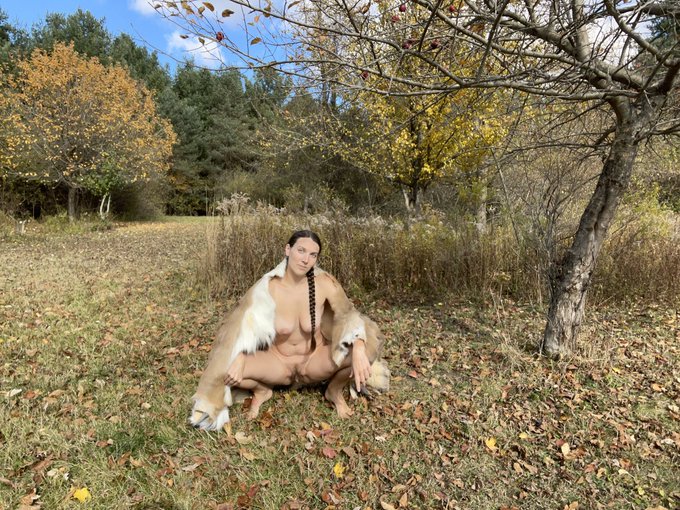 Nature goddess photoshoot 🍁 https://t.co/LYxpkZjqXO
