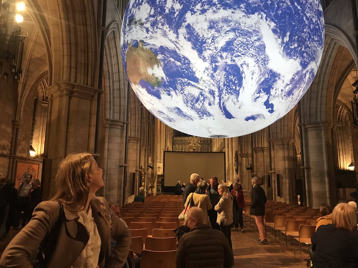 Saw the beautiful performers @TheSixteen, with tremendous video art by Heather Britton, and the astonishing Gaia artwork by Luke Jerram all together at @Southwarkcathed with @Zoe4Hackney tonight, What an ensemble of treats! 👏🌏