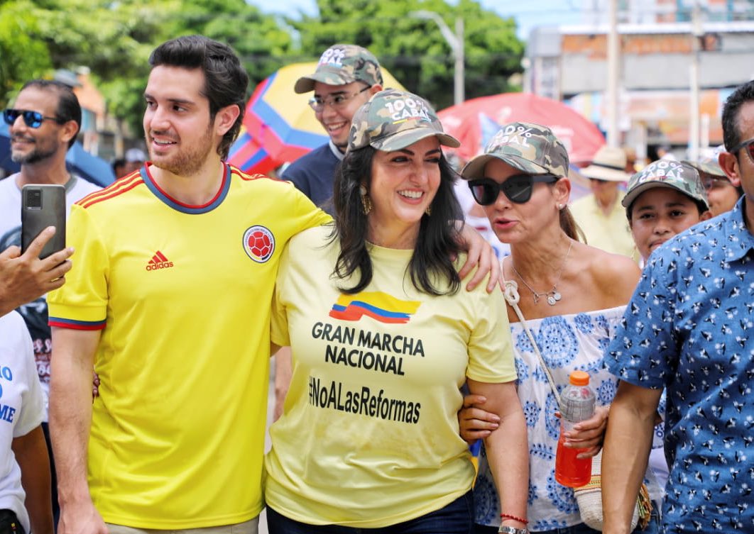 Salí a la calle con mi hijo @LafaurieCabal, para acompañar a los colombianos en defensa de las convicciones que nos unen como oposición. Aquí estamos, firmes por nuestro país. #SoyOpositor #SoyCabal 🇨🇴